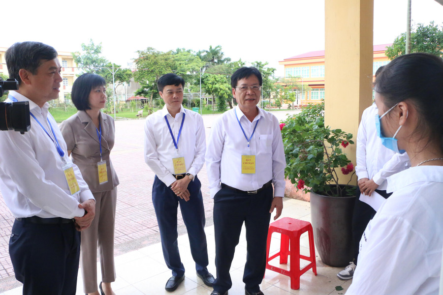 Đoàn kiểm tra của Ban Chỉ đạo thi tốt nghiệp THPT năm 2022 tỉnh Nam Định tới động viên tinh thần thí sinh trước giờ thi sáng 7/7. Đoàn kiểm tra của Ban Chỉ đạo thi tốt nghiệp THPT năm 2022 tỉnh Nam Định tới động viên tinh thần thí sinh trước giờ thi sáng 7/7.