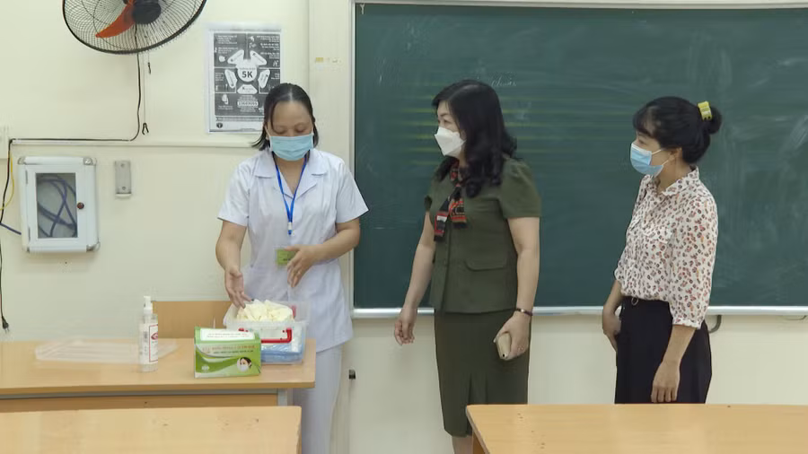 Lãnh đạo Phòng GD&amp;ĐT quận Hoàng Mai trực tiếp đi kiểm tra về cơ sở vật chất tại điểm thi Trường THCS Hoàng Liệt, THCS Đại Kim trong sáng 7/7.