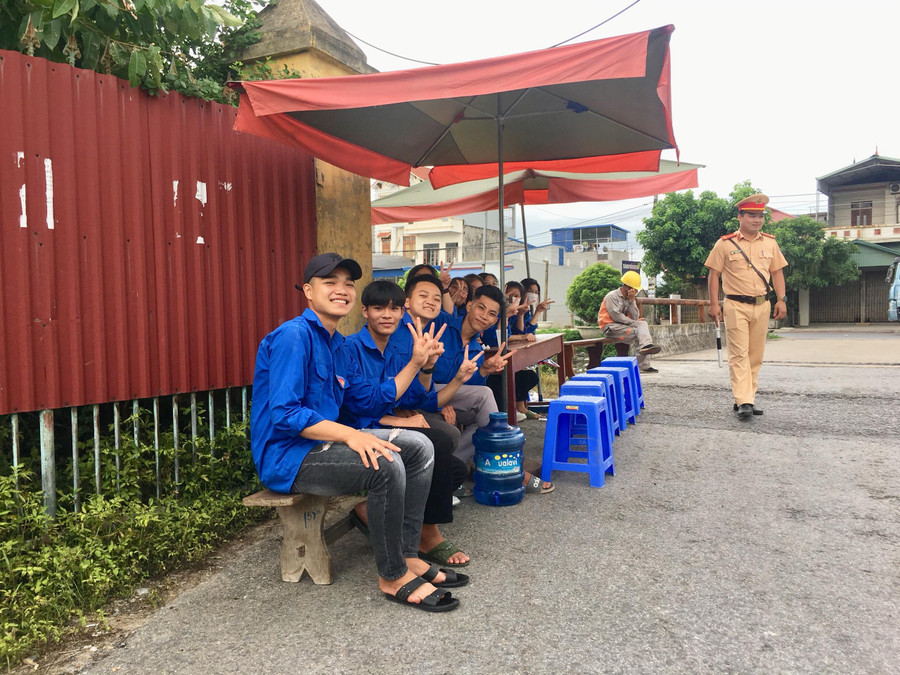 Cả đoàn thanh niên và công an huyện Nam Trực đều túc trực ở cổng Trường THPT Trần Văn Bảo để hỗ trợ thí sinh. Cả đoàn thanh niên và công an huyện Nam Trực đều túc trực ở cổng Trường THPT Trần Văn Bảo để hỗ trợ thí sinh.