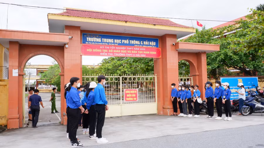 Lực lượng đoàn viên thanh niên luôn xung kích trong hỗ trợ thí sinh dự thi tốt nghiệp THPT.