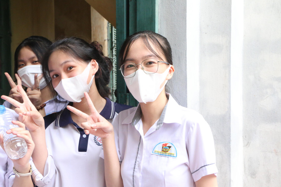 Thí sinh Trường THPT Nguyễn Khuyến tự tin trước giờ thi Toán chiều 7/7. Thí sinh Trường THPT Nguyễn Khuyến tự tin trước giờ thi Toán chiều 7/7.