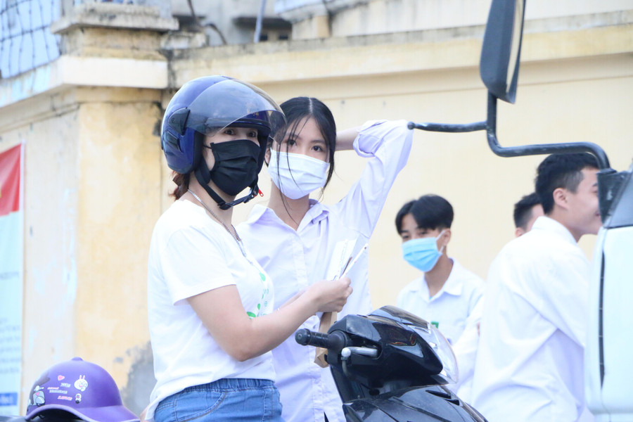 Phụ huynh đưa thí sinh đến điểm thi từ sớm để chuẩn bị các đồ dùng cần thiết vào phòng thi. Phụ huynh đưa thí sinh đến điểm thi từ sớm để chuẩn bị các đồ dùng cần thiết vào phòng thi.