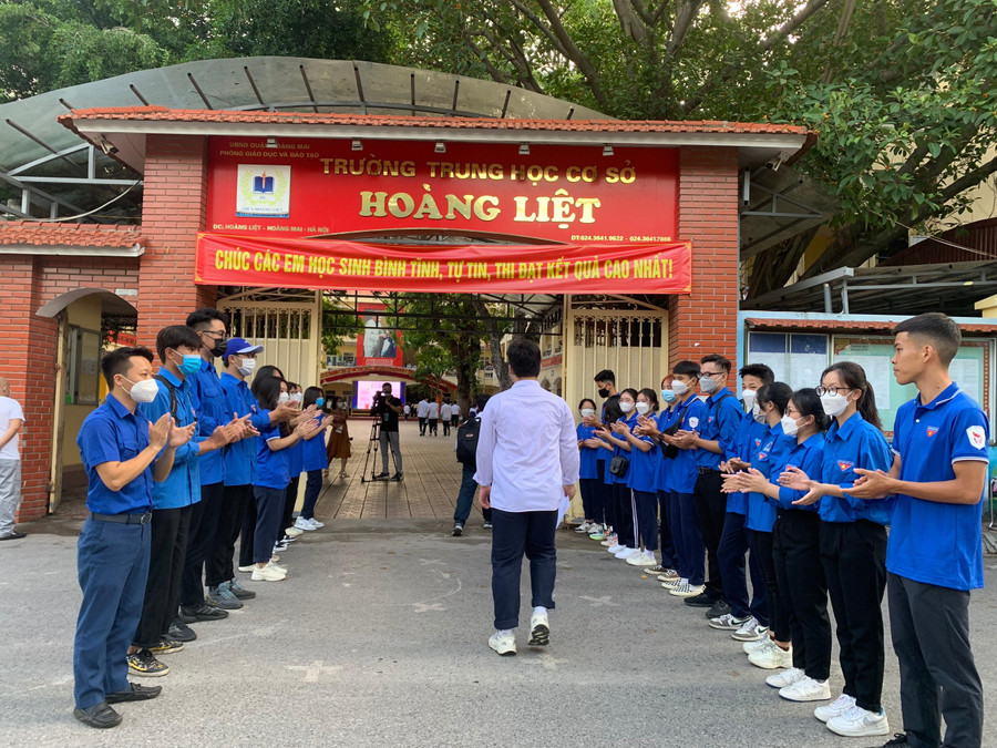 Lực lượng thanh niên tình nguyện làm nhiệm vụ tại cổng trường THCS Hoàng Liệt.