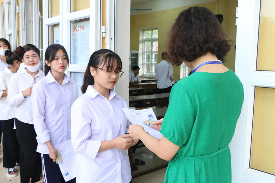 Các thí sinh được cán bộ giám thị gọi vào phòng thi. Các thí sinh được cán bộ giám thị gọi vào phòng thi.
