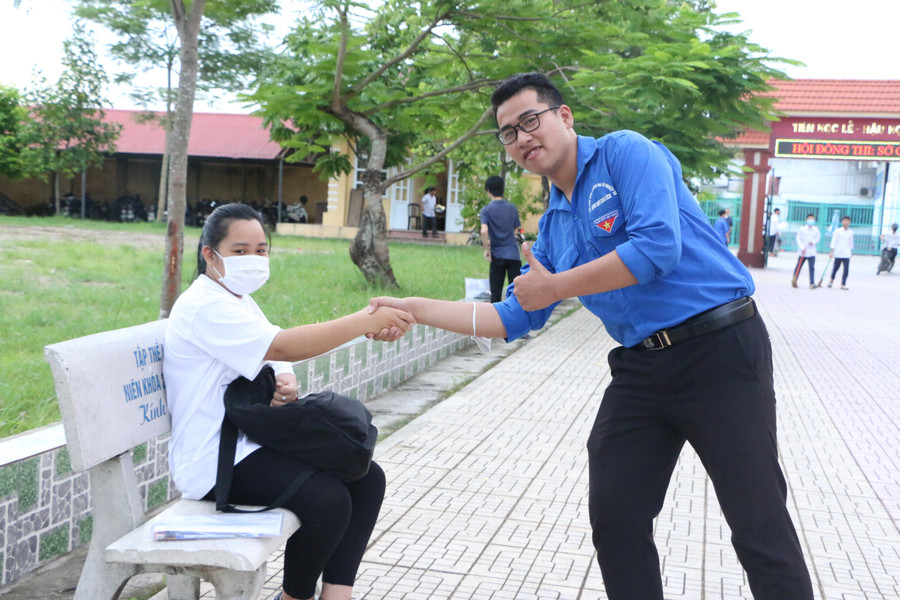 Cái bắt tay truyền cảm hứng của anh chị thanh niên tình nguyện gửi tới thí sinh trước khi vào phòng thi tại Trường THPT Mỹ Lộc. Cái bắt tay truyền cảm hứng của anh chị thanh niên tình nguyện gửi tới thí sinh trước khi vào phòng thi tại Trường THPT Mỹ Lộc.