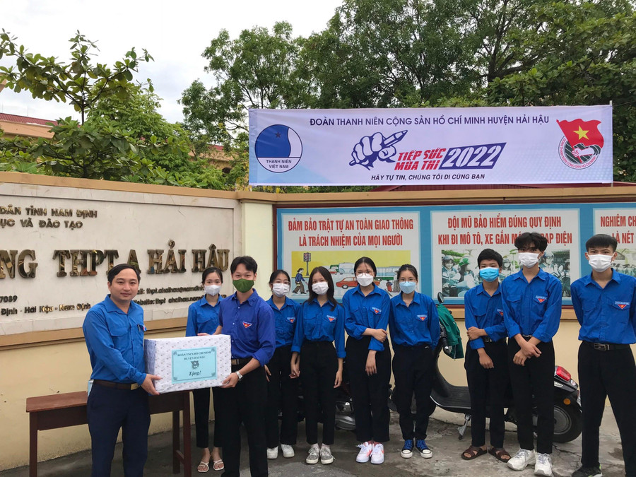 Đại diện Huyện Đoàn Hải Hậu tặng quà hỗ trợ Đội thanh niên tình nguyện trực tại cổng Trường THPT A Hải Hậu kỳ thi tốt nghiệp THPT năm 2022 vừa qua. Đại diện Huyện Đoàn Hải Hậu tặng quà hỗ trợ Đội thanh niên tình nguyện trực tại cổng Trường THPT A Hải Hậu kỳ thi tốt nghiệp THPT năm 2022 vừa qua.
