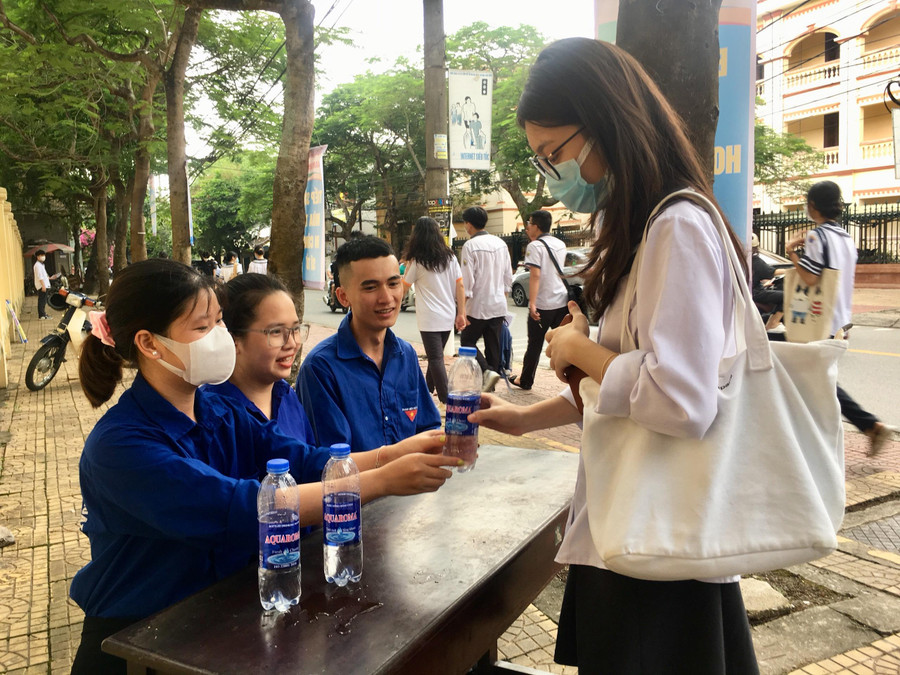 Tại các điểm thi, thí sinh được đoàn viên thanh niên phát nước uống miễn phí trước khi vào phòng thi. Tại các điểm thi, thí sinh được đoàn viên thanh niên phát nước uống miễn phí trước khi vào phòng thi.