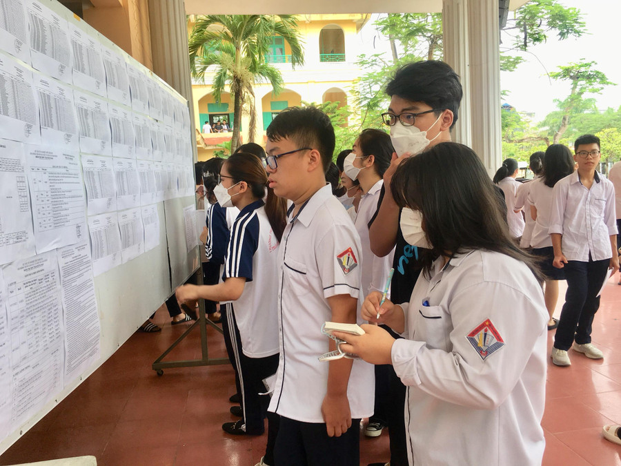 Sau khi hoàn thành môn Toán trong chiều nay, các thí sinh sẽ thi tiếp tổ hợp môn KHTN hoặc KHXH vào sáng mai (8/7). Sau khi hoàn thành môn Toán trong chiều nay, các thí sinh sẽ thi tiếp tổ hợp môn KHTN hoặc KHXH vào sáng mai (8/7).