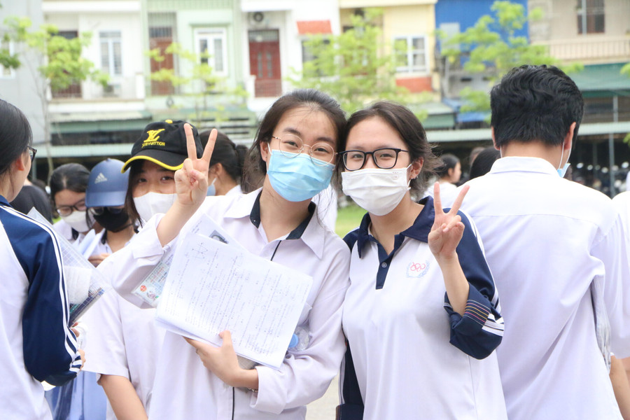 Các thí sinh rời khỏi phòng thi với tâm trạng thoải mái vì đề thi vừa sức. Các thí sinh rời khỏi phòng thi với tâm trạng thoải mái vì đề thi vừa sức.