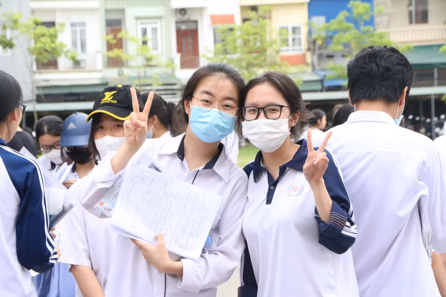 Các thí sinh rời khỏi phòng thi với tâm trạng thoải mái vì đề thi vừa sức.