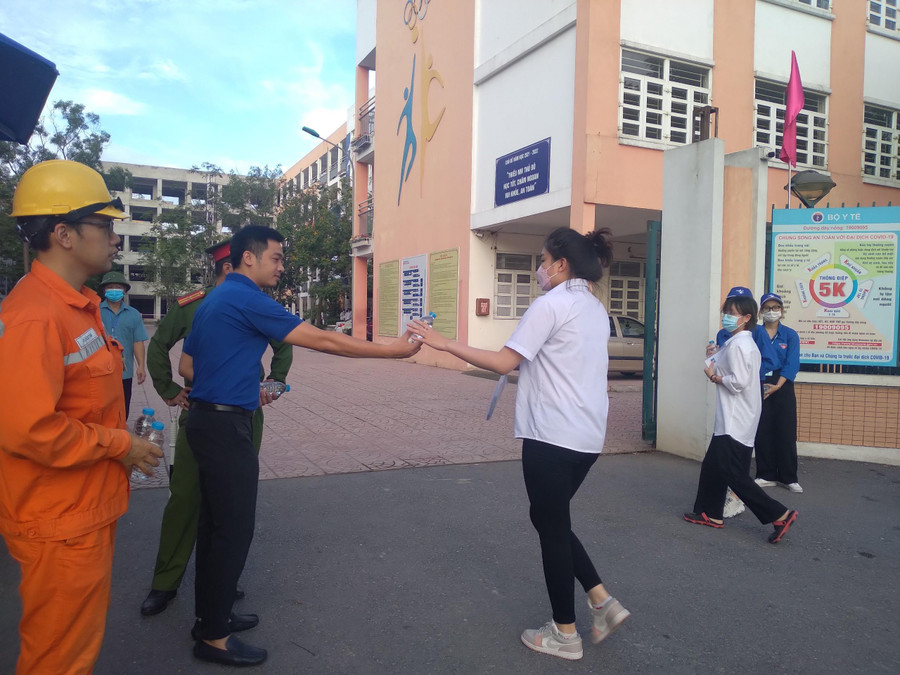 Lực lượng thanh niên tình nguyện cùng với Công an, Điện lực luôn túc trực ở cổng trường thi để làm nhiệm vụ.