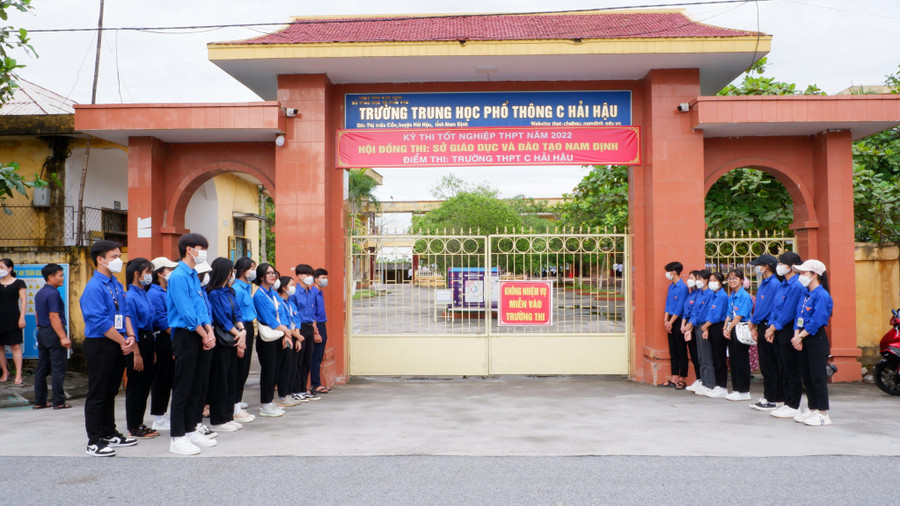 Tại cổng Trường THPT C Hải Hậu luôn có lực lượng thanh niên tình nguyện ứng trực để hỗ trợ thí sinh. Tại cổng Trường THPT C Hải Hậu luôn có lực lượng thanh niên tình nguyện ứng trực để hỗ trợ thí sinh.