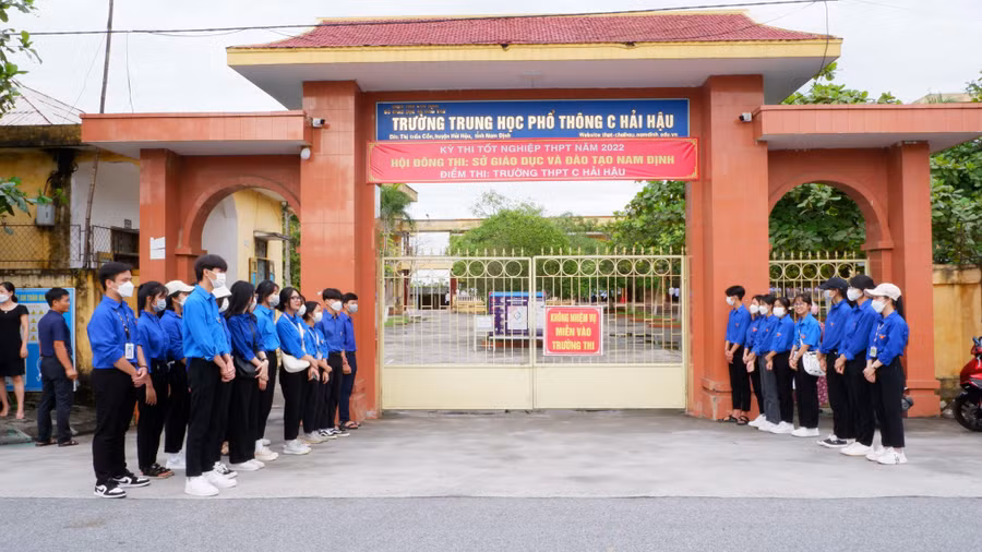 Tại cổng Trường THPT C Hải Hậu luôn có lực lượng thanh niên tình nguyện ứng trực để hỗ trợ thí sinh.