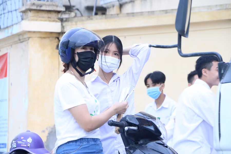 Phụ huynh đưa thí sinh đến điểm thi từ sớm để chuẩn bị các đồ dùng cần thiết vào phòng thi.