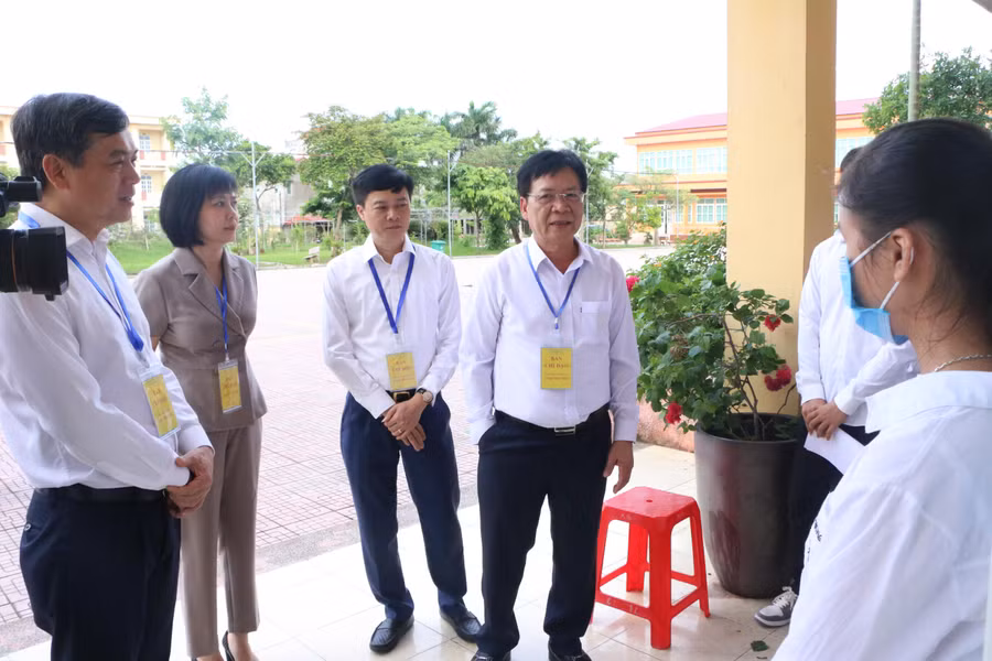 Đoàn kiểm tra của Ban Chỉ đạo thi tốt nghiệp THPT năm 2022 tỉnh Nam Định tới động viên tinh thần thí sinh trước giờ thi sáng 7/7.