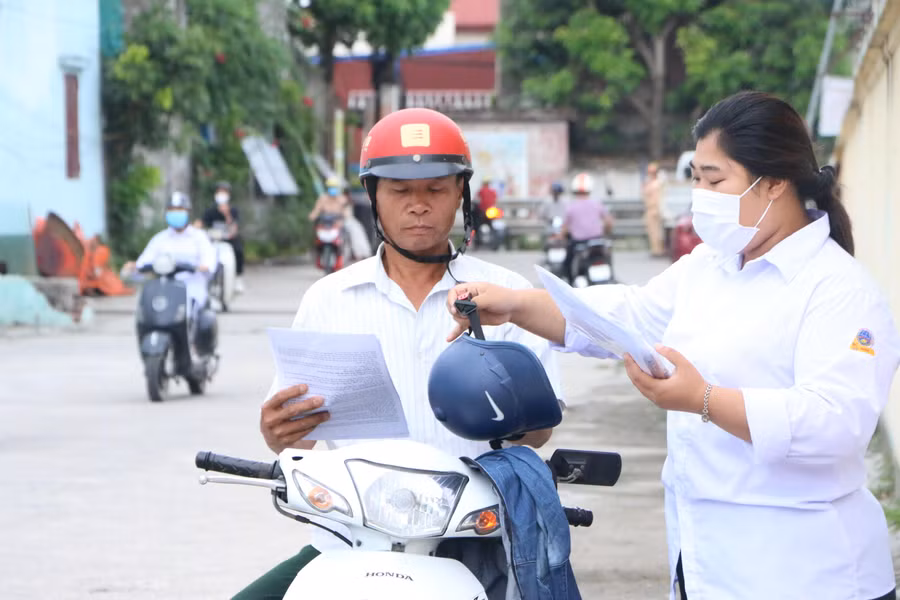 Thí sinh được phụ huynh đưa tới điểm thi từ khá sớm để chuẩn bị vào phòng thi môn Ngữ văn.