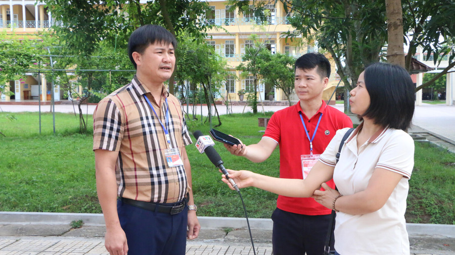 Thầy Hà Văn An - Trưởng Điểm thi Trường THPT Mỹ Lộc cho biết, tại đây có 27 phòng thi với 628 thí sinh đăng ký dự thi. Trong đó bao gồm 392 học sinh lớp 12 của trường THPT Mỹ Lộc và 157 học viên của Trung tâm GDNN-GDTX huyện Mỹ Lộc. Số lượng thí sinh tự do thi tại trường là 79 em. Các biện pháp đảm bảo an toàn, an ninh trường thi, nhất là khâu bảo quản đề thi, bài thi của thí sinh được đặc biệt chú trọng. Thầy Hà Văn An - Trưởng Điểm thi Trường THPT Mỹ Lộc cho biết, tại đây có 27 phòng thi với 628 thí sinh đăng ký dự thi. Trong đó bao gồm 392 học sinh lớp 12 của trường THPT Mỹ Lộc và 157 học viên của Trung tâm GDNN-GDTX huyện Mỹ Lộc. Số lượng thí sinh tự do thi tại trường là 79 em. Các biện pháp đảm bảo an toàn, an ninh trường thi, nhất là khâu bảo quản đề thi, bài thi của thí sinh được đặc biệt chú trọng.