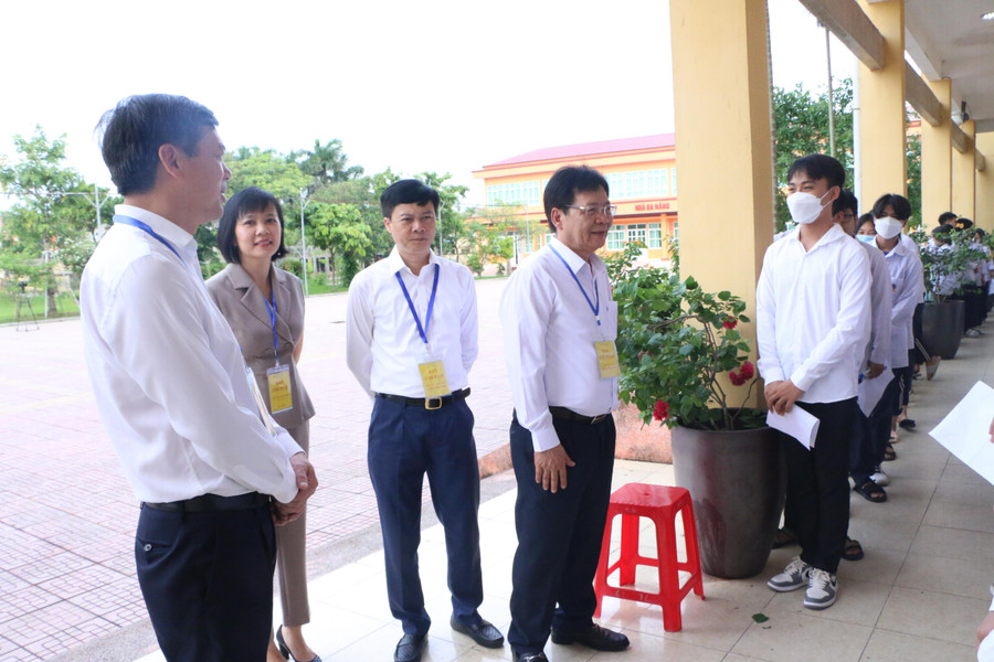 Đại diện Ban Chỉ đạo thi tốt nghiệp THPT năm 2022 tỉnh Nam Định tới tận cửa phòng thi trò chuyện, động viên tinh thần cũng như nhắc nhở các thí sinh bình tĩnh, tự tin làm bài và tuyệt đối tuân thủ đúng quy chế. Đại diện Ban Chỉ đạo thi tốt nghiệp THPT năm 2022 tỉnh Nam Định tới tận cửa phòng thi trò chuyện, động viên tinh thần cũng như nhắc nhở các thí sinh bình tĩnh, tự tin làm bài và tuyệt đối tuân thủ đúng quy chế.