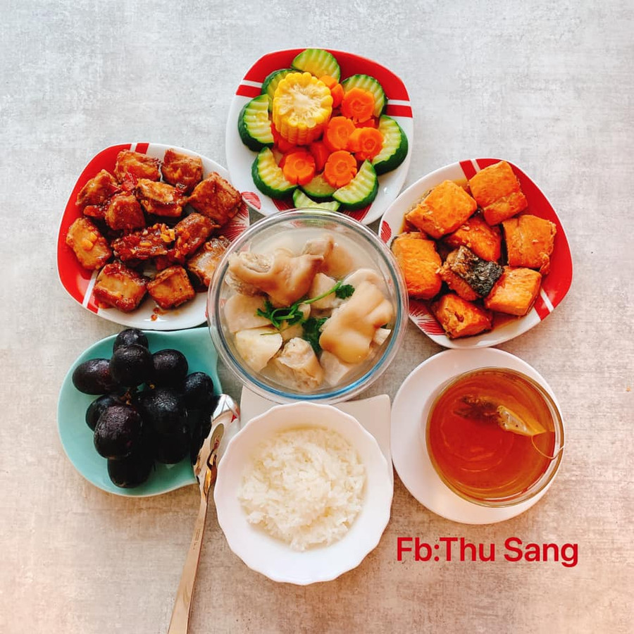 Móng giò hầm khoai sọ; Cá hồi chiên mắm, Sườn xào chua ngọt; Rau củ hấp; Nho đen; Trà hoa bồ công anh. Móng giò hầm khoai sọ; Cá hồi chiên mắm, Sườn xào chua ngọt; Rau củ hấp; Nho đen; Trà hoa bồ công anh.