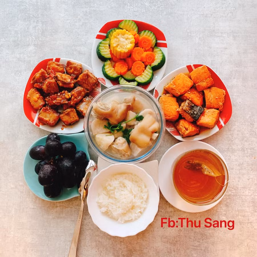 Móng giò hầm khoai sọ; Cá hồi chiên mắm, Sườn xào chua ngọt; Rau củ hấp; Nho đen; Trà hoa bồ công anh.