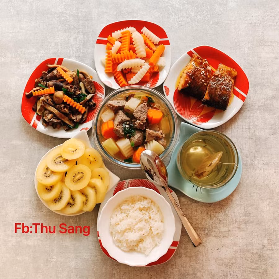 Bò hầm củ quả; Cá kho mặn ngọt; Tim gà xào nấm; Củ quả luộc; Kiwi; Trà lợi sữa.