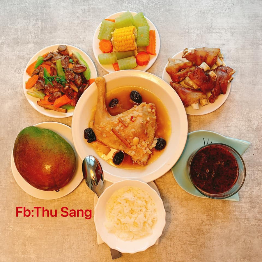 Đùi gà hầm thuốc bắc; Tìm gà xào thập cẩm; Móng giò tẩm mật ong; Rau củ luộc; Xoài; Sinh tố việt quất. Đùi gà hầm thuốc bắc; Tìm gà xào thập cẩm; Móng giò tẩm mật ong; Rau củ luộc; Xoài; Sinh tố việt quất.