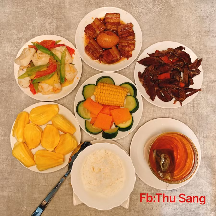 Tim hấp nghệ; Thịt kho tàu; Mực xào thập cẩm; Rau củ luộc; Trà hoa bồ công anh.