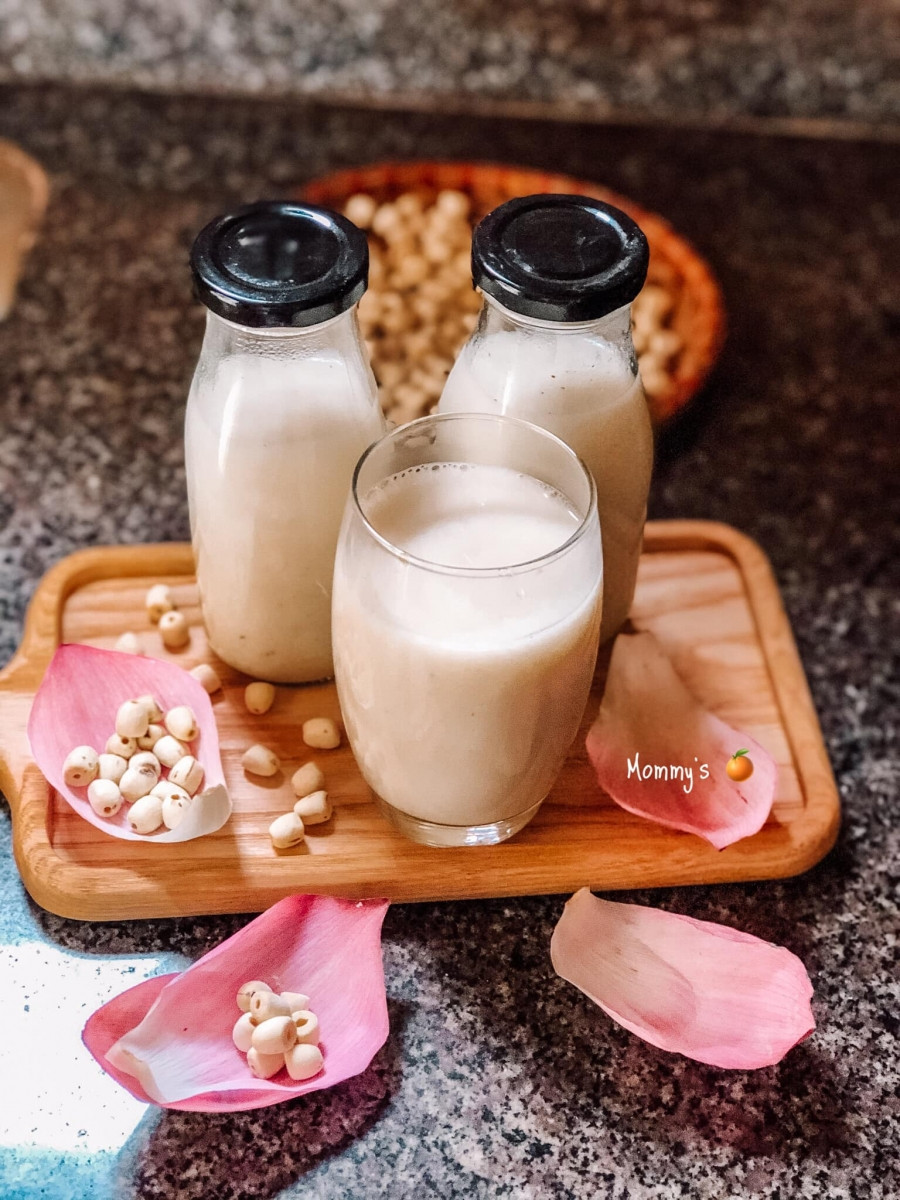 Những ai bị mất ngủ nên uống sữa hạt sen mỗi ngày để giấc ngủ được sâu hơn, giảm căng thẳng, mệt mỏi.... Sữa hạt sen còn có tác dụng thanh nhiệt, chống viêm và rất nhiều công dụng khác.