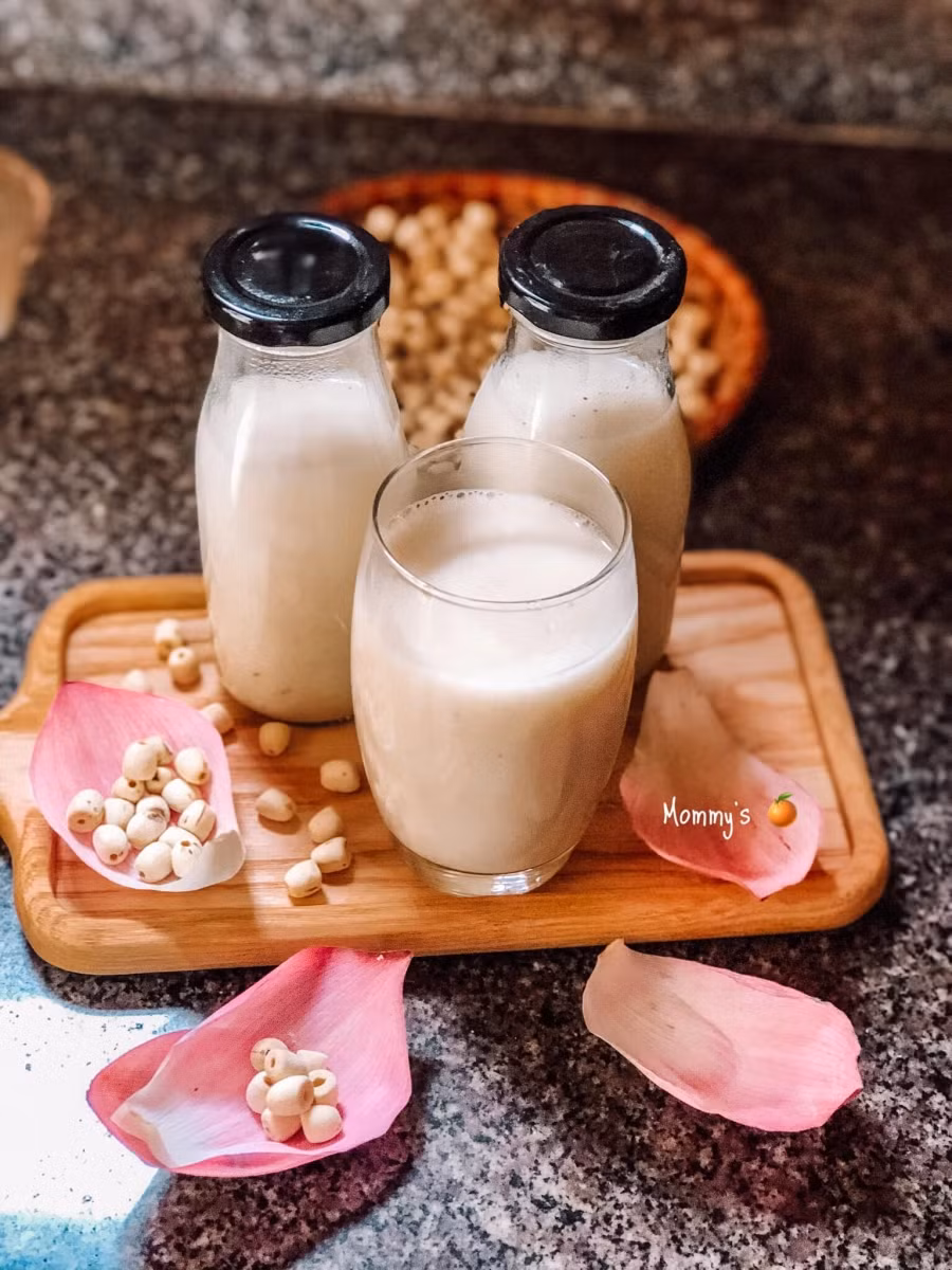 Những ai bị mất ngủ nên uống sữa hạt sen mỗi ngày để giấc ngủ được sâu hơn, giảm căng thẳng, mệt mỏi.... Sữa hạt sen còn có tác dụng thanh nhiệt, chống viêm và rất nhiều công dụng khác.