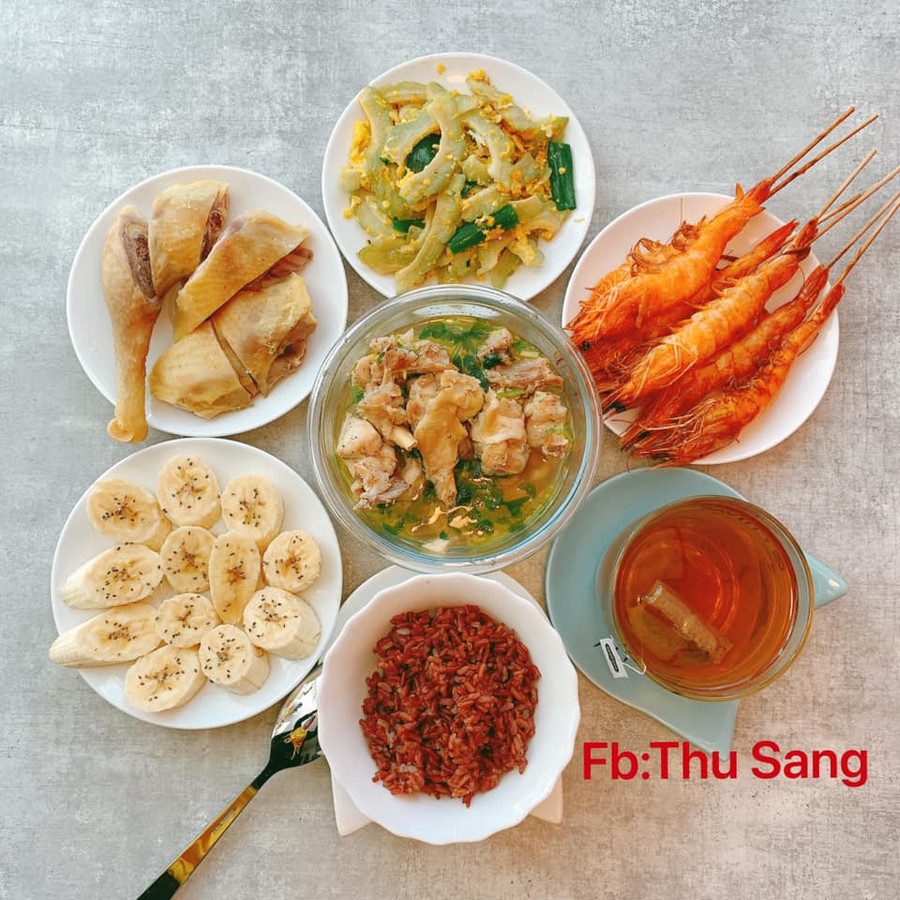 Xáo gà; Trứng xào mướp đắng; Tôm nướng bơ tỏi; Đùi gà hấp; Chuối rắc hạt chia; Trà hoa bồ công anh. Xáo gà; Trứng xào mướp đắng; Tôm nướng bơ tỏi; Đùi gà hấp; Chuối rắc hạt chia; Trà hoa bồ công anh.