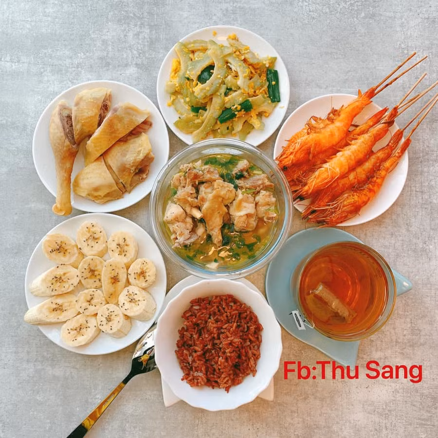 Xáo gà; Trứng xào mướp đắng; Tôm nướng bơ tỏi; Đùi gà hấp; Chuối rắc hạt chia; Trà hoa bồ công anh.