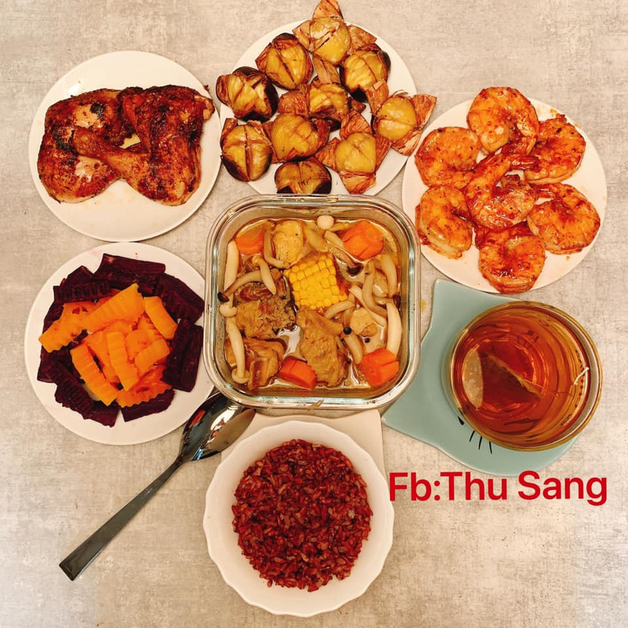 Gà hầm nấm; Tôm rang mặn ngọt; Khoai bí đỏ hấp; Hạt dẻ nướng; Trà Bồ công anh. Gà hầm nấm; Tôm rang mặn ngọt; Khoai bí đỏ hấp; Hạt dẻ nướng; Trà Bồ công anh.