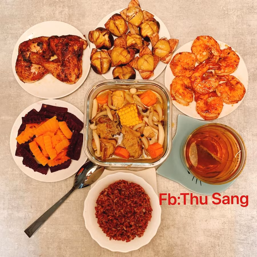 Gà hầm nấm; Tôm rang mặn ngọt; Khoai bí đỏ hấp; Hạt dẻ nướng; Trà Bồ công anh.