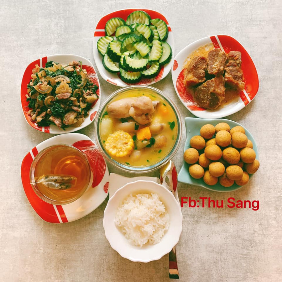 Móng giò hầm củ quả; Bê xào ngải cứu; Thịt nục; Bí ngòi hấp; Nhãn; Trà hoa Bồ công an. Móng giò hầm củ quả; Bê xào ngải cứu; Thịt nục; Bí ngòi hấp; Nhãn; Trà hoa Bồ công an.