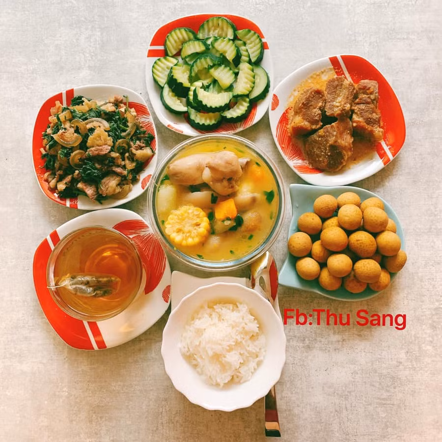 Móng giò hầm củ quả; Bê xào ngải cứu; Thịt nục; Bí ngòi hấp; Nhãn; Trà hoa Bồ công an.