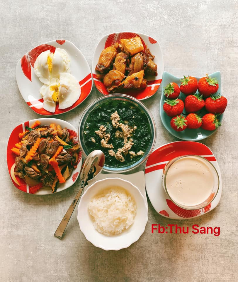 Gà rang mặn ngọt; Trứng hấp; Tim xào thập cẩm; Canh rau ngót thịt bằm; Dâu tây; Sữa Yến mạch. Gà rang mặn ngọt; Trứng hấp; Tim xào thập cẩm; Canh rau ngót thịt bằm; Dâu tây; Sữa Yến mạch.