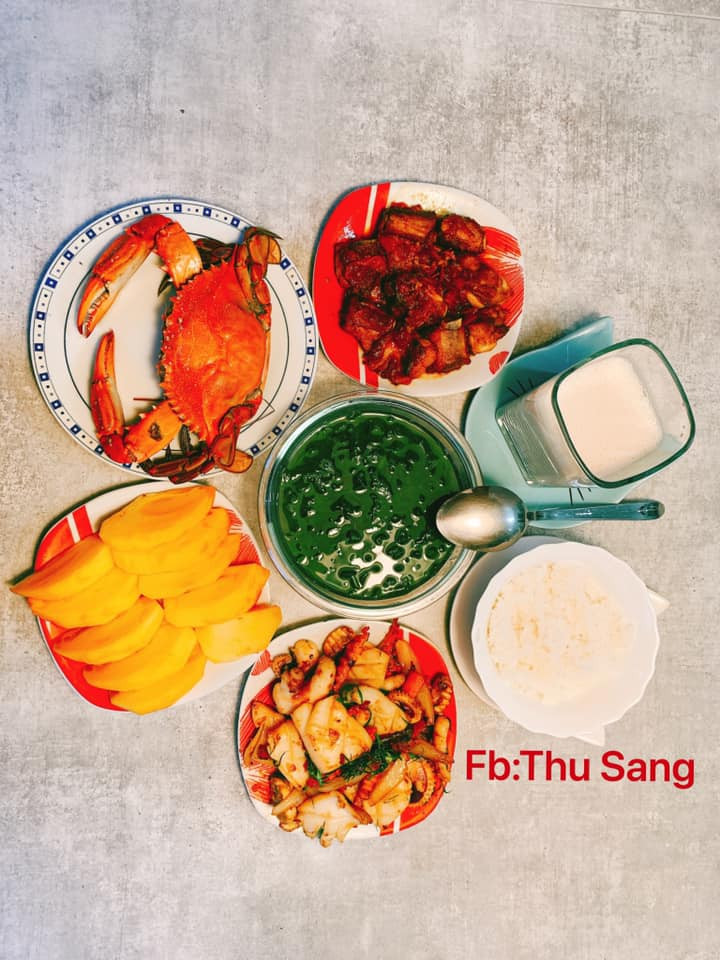 Ghẹ hấp; Canh rau ngót; Sườn kho mặn ngọt; Mực bán xào rau củ; Hồng; Sữa hạt. Ghẹ hấp; Canh rau ngót; Sườn kho mặn ngọt; Mực bán xào rau củ; Hồng; Sữa hạt.