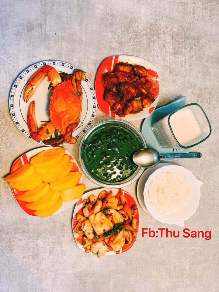 Ghẹ hấp; Canh rau ngót; Sườn kho mặn ngọt; Mực bán xào rau củ; Hồng; Sữa hạt.