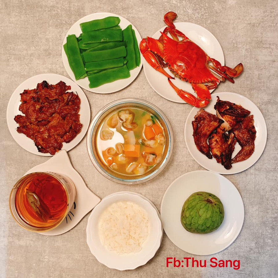 Thịt nướng; Ghẹ hấp; Chim bỏ lò; Canh bí đỏ tôm nõn; Na; Trà hoa bồ công anh. Thịt nướng; Ghẹ hấp; Chim bỏ lò; Canh bí đỏ tôm nõn; Na; Trà hoa bồ công anh.