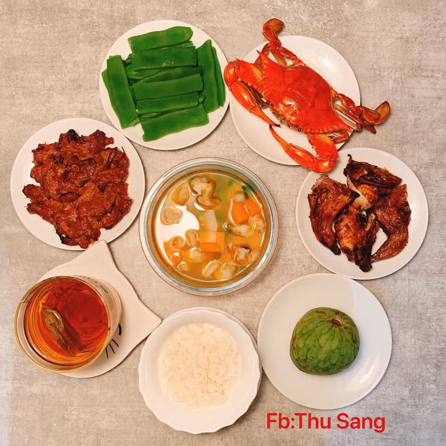 Thịt nướng; Ghẹ hấp; Chim bỏ lò; Canh bí đỏ tôm nõn; Na; Trà hoa bồ công anh.