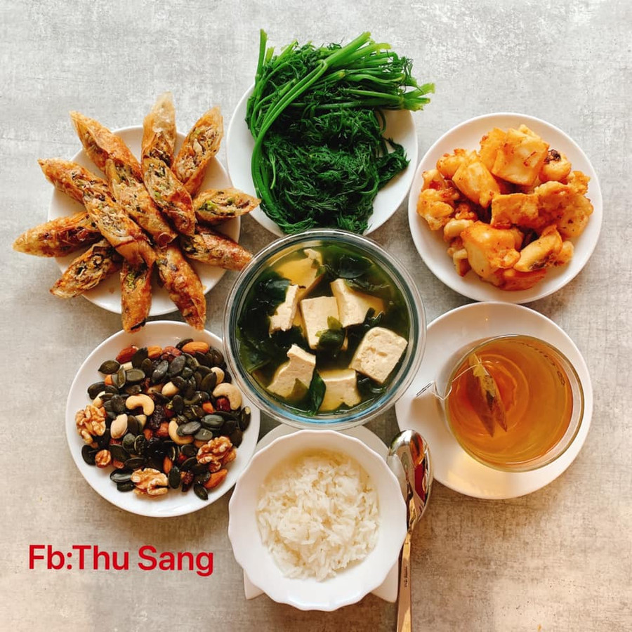 Nem rán; Canh rong biển đậu phụ; Mực chiên; Thì là luộc; Các loại hạt, Trà bồ công anh. Nem rán; Canh rong biển đậu phụ; Mực chiên; Thì là luộc; Các loại hạt, Trà bồ công anh.