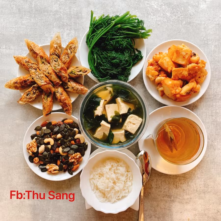 Nem rán; Canh rong biển đậu phụ; Mực chiên; Thì là luộc; Các loại hạt, Trà bồ công anh.