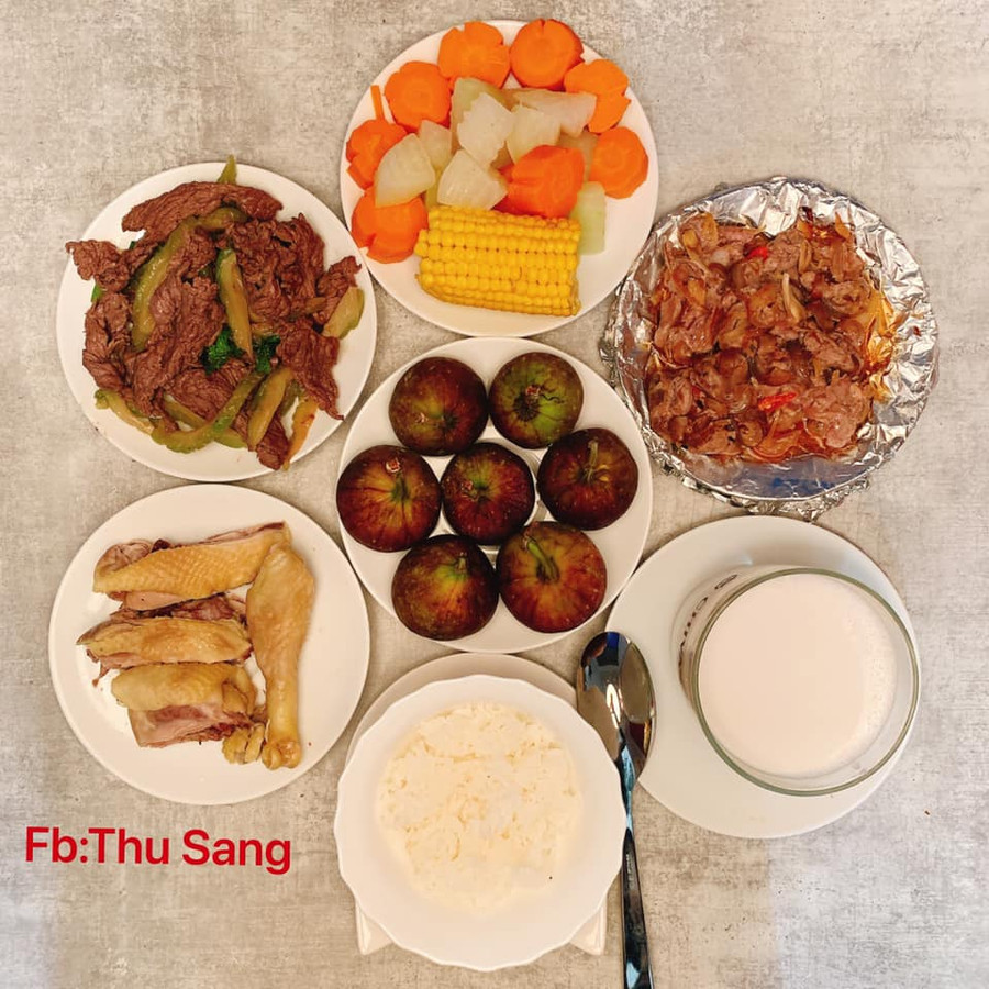 Bê hấp sả; Đùi gà luộc; Bò xào cần tây; Rau củ luộc; Sung; Sữa hạt. Bê hấp sả; Đùi gà luộc; Bò xào cần tây; Rau củ luộc; Sung; Sữa hạt.