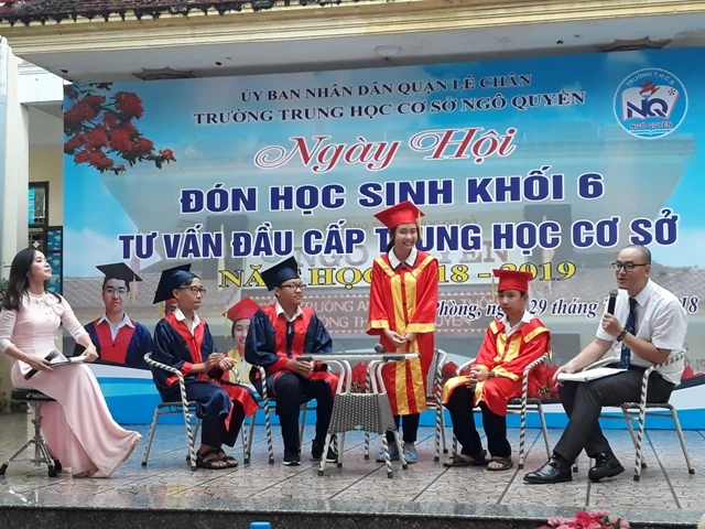Màn giao lưu trực tiếp giữa các em học sinh khối 6 cùng các cựu học sinh xuất sắc của nhà trường