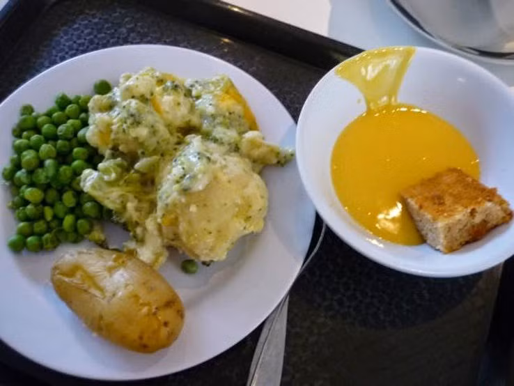 Thực đơn phong phú trong bữa trưa của học sinh ở khắp nơi trên thế giới - Ảnh 8.