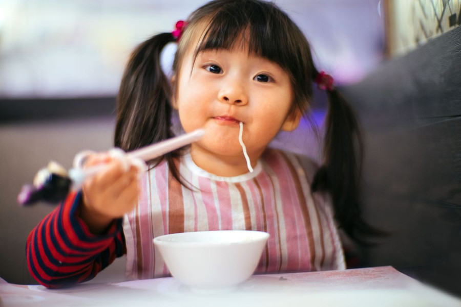 Dạy bé dùng đũa không hề khó nếu mẹ làm theo 5 bước cơ bản dưới đây - Ảnh 1. Dạy bé dùng đũa không hề khó nếu mẹ làm theo 5 bước cơ bản dưới đây - Ảnh 1.