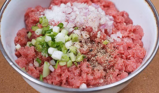 Cách làm thịt bò băm bọc nấm lạ miệng đưa cơm ảnh 1