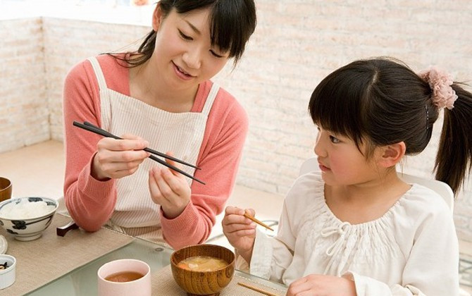 Dạy bé dùng đũa không hề khó nếu mẹ làm theo 5 bước cơ bản dưới đây - Ảnh 6. Dạy bé dùng đũa không hề khó nếu mẹ làm theo 5 bước cơ bản dưới đây - Ảnh 6.