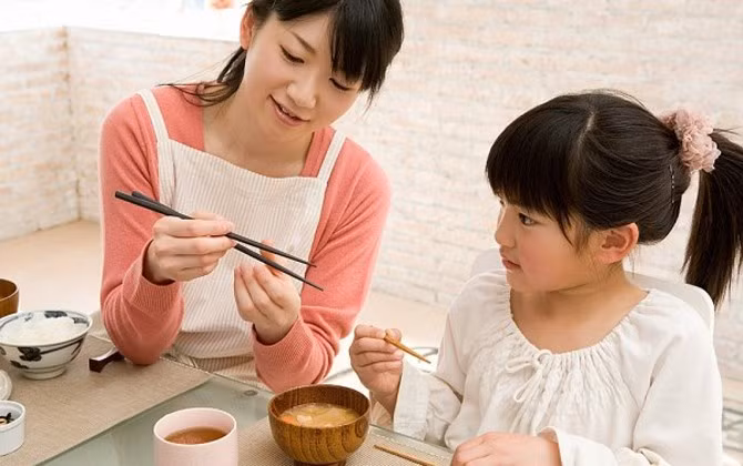 Dạy bé dùng đũa không hề khó nếu mẹ làm theo 5 bước cơ bản dưới đây - Ảnh 6.