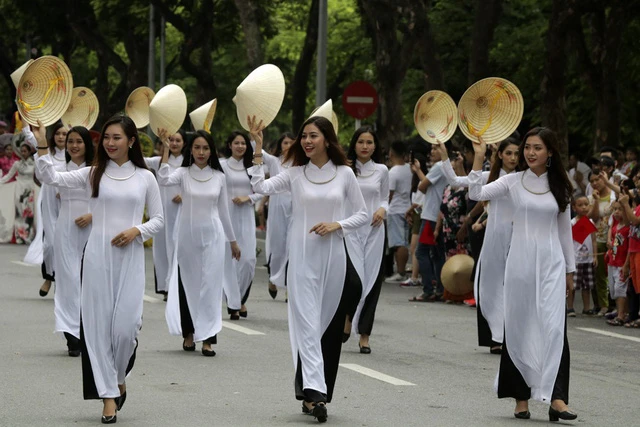 5000 người khuấy động lễ hội lớn chưa từng có bên hồ Gươm